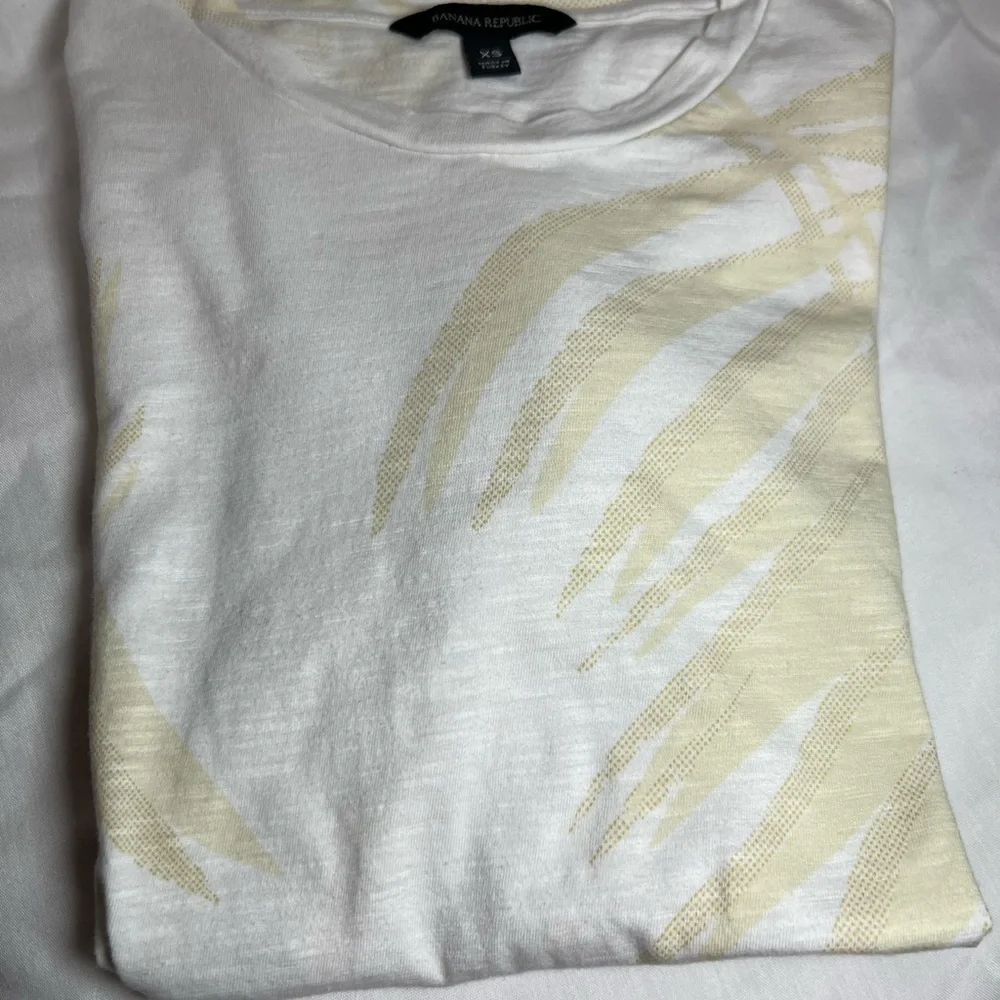Banana Republic Men’s XS Pattern T-Shirt Cream with Beige Palm Leaves
